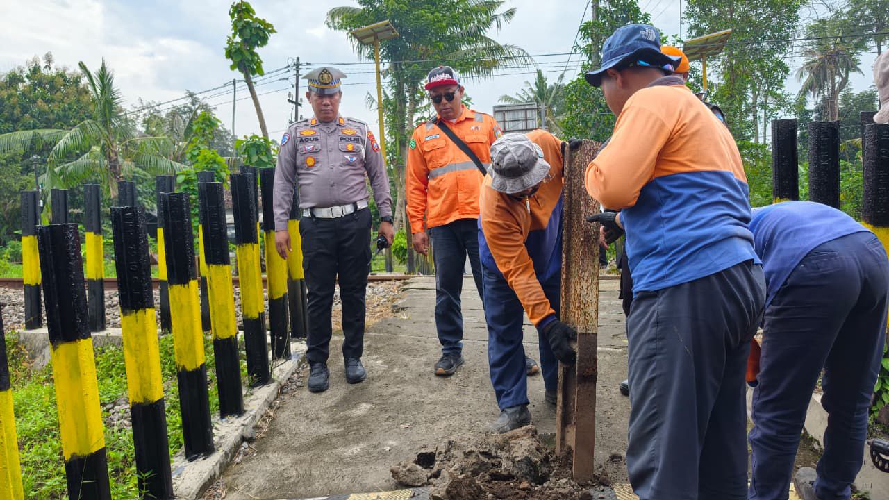 Tutup Permanen JPL 209 Srengat Perlintasan Tanpa Palang Pintu Membahayakan Antisipasi Kecelakaan Jelang Lebaran 