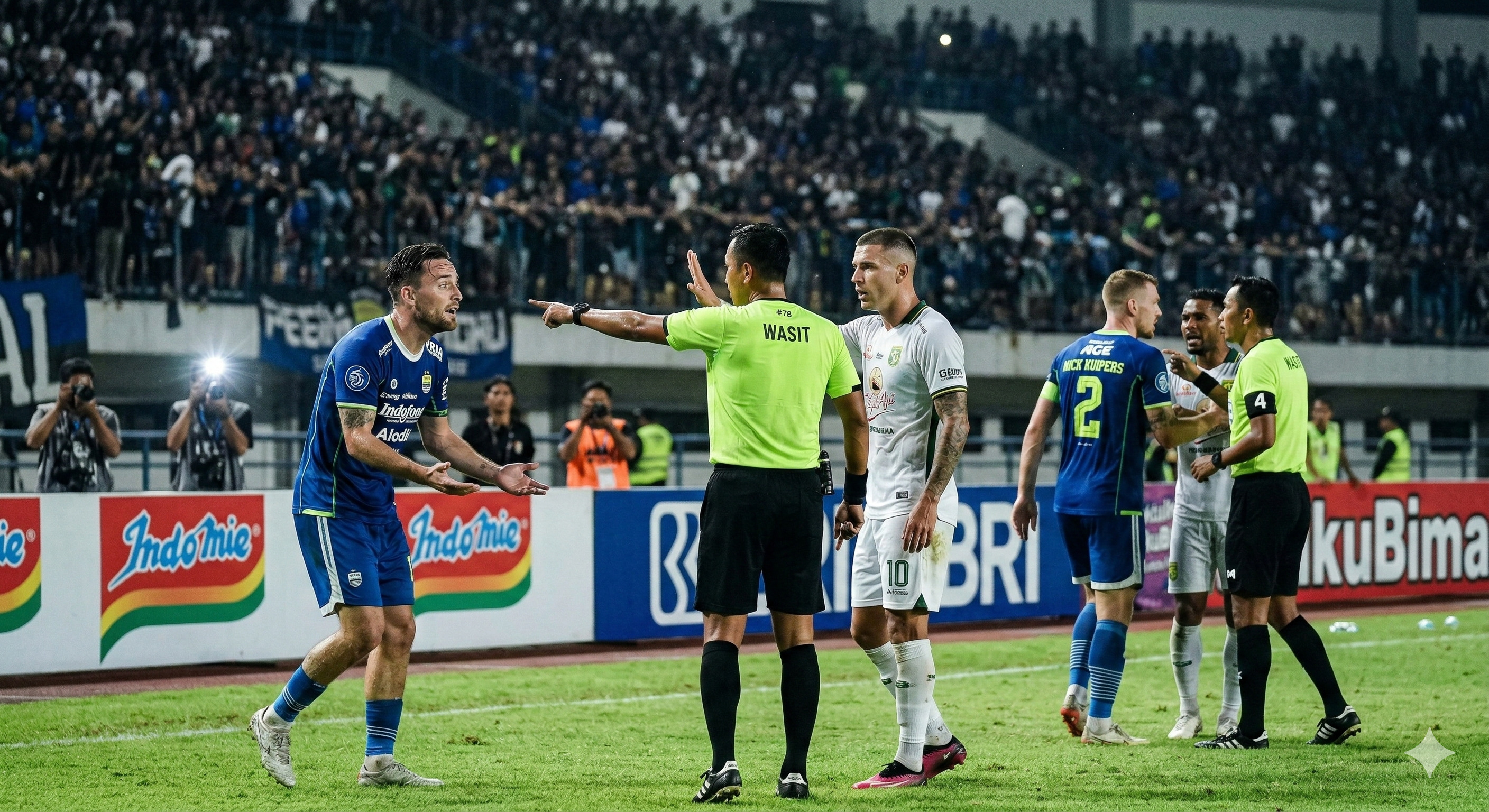 Hasil Persib vs Persebaya berakhir imbang 2-2. Simak ulasan taktik eksploitasi sisi kanan hingga kontroversi wasit lokal di laga panas ini!