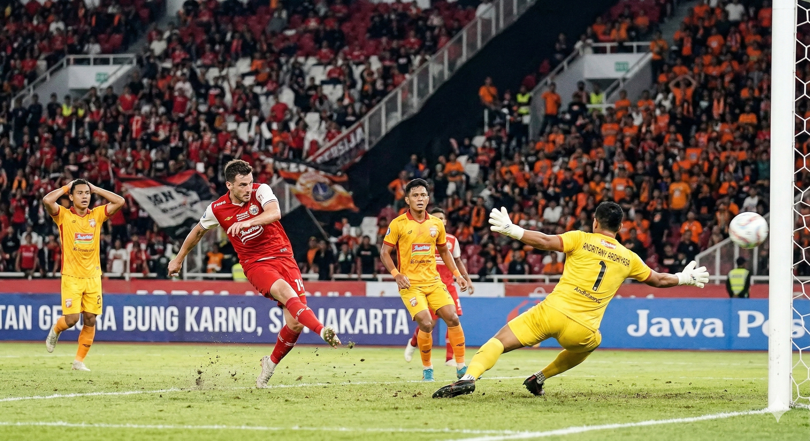 Hasil Persija vs Borneo FC berakhir imbang 2-2! Simak analisis taktik, gol roket Fabio Calonego, hingga kritik pedas untuk blunder Andritany.