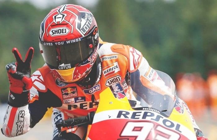 MotoGP Thailand 2026 berlangsung dramatis. Marco Bezzecchi dominan bersama Aprilia, sementara Marc Marquez gagal finis akibat ban pecah.