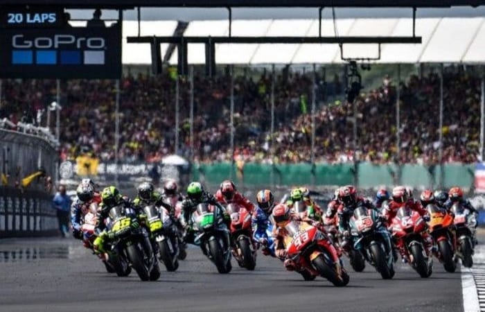 MotoGP Thailand 2026 memicu kontroversi setelah Marc Marquez mendapat penalti. Bos Ducati menilai keputusan steward tidak adil.