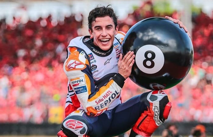 Marc Marquez mulai latihan lagi usai operasi bahu akibat insiden Mandalika 2025. Rumor kepindahan ke Aprilia bikin Ducati mulai waspada.