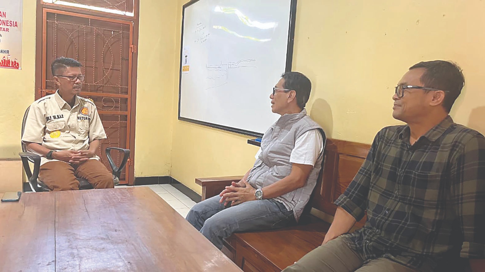 GAYENG: Pertemuan Direktur Radar Tulungagung Aris Sudanang (tengah) dengan Ketua PKDI Kabupaten Blitar, Rudy Puryono (kiri), didampingi GM Radar Tulungagung Andrian Sunaryo. 