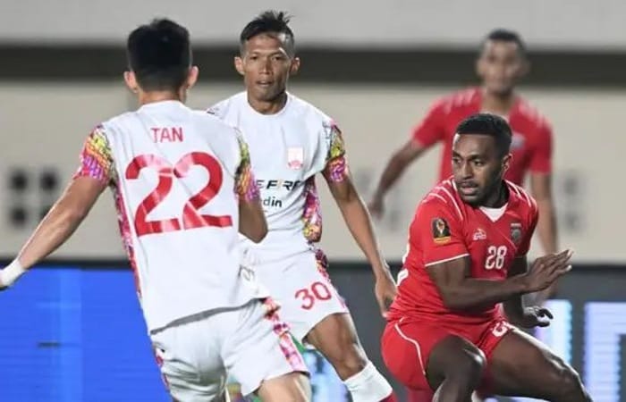 Persib Bandung makin kokoh di puncak klasemen setelah Persija vs Borneo FC imbang 2-2. Umuh Muchtar juga kritik keras wasit Eko Saputra.