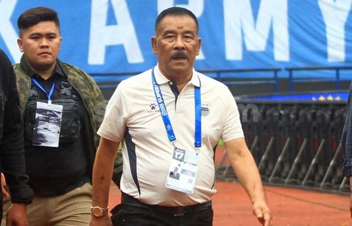 Wasit Eko Saputra dikritik Umuh Muchtar usai Persib vs Persebaya. Persija vs Borneo FC imbang bikin Persib makin kokoh di puncak.