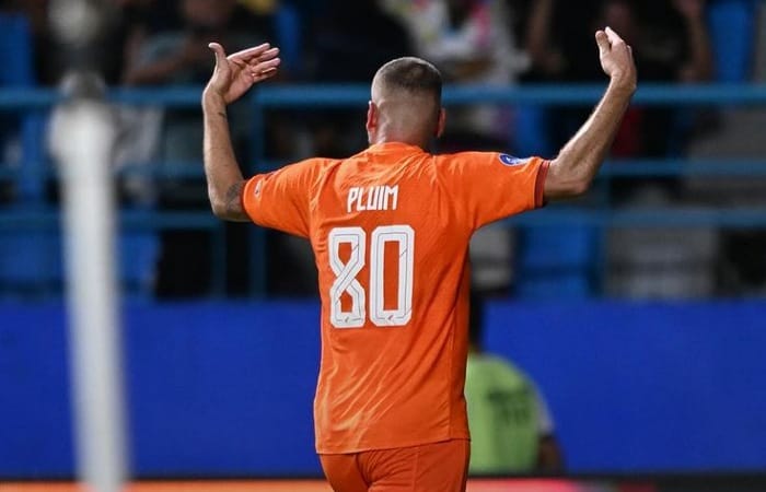 Persija gagal menang lawan Borneo FC. Gol Fabio Calone hingga polemik goal line technology di Liga Indonesia jadi sorotan.