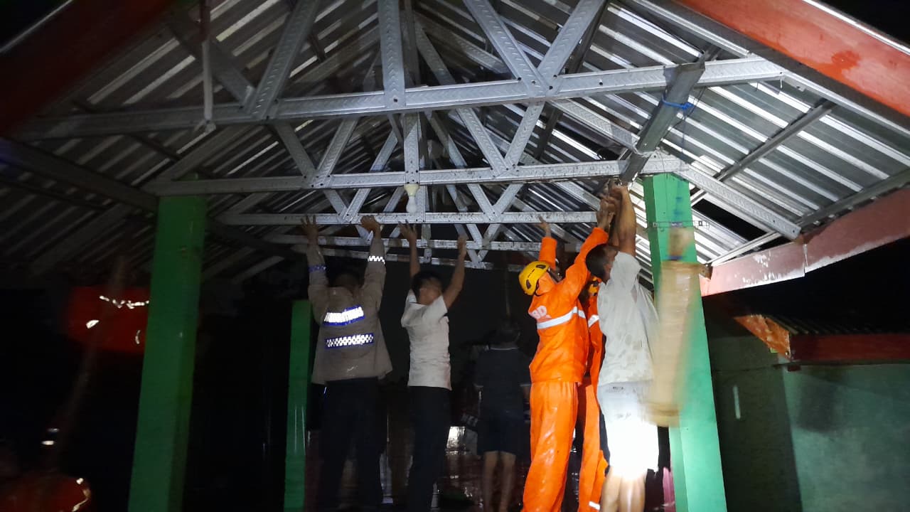 WASPADA: Petugas BPBD dan jajaran terkait mengevakuasi pohon tumbang di sejumlah titik pada Selasa (3/3) lalu. 