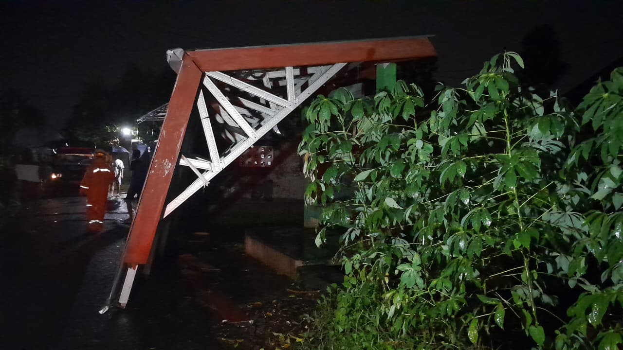 WASPADA: Petugas BPBD dan jajaran terkait mengevakuasi pohon tumbang di sejumlah titik pada Selasa (3/3) lalu. 