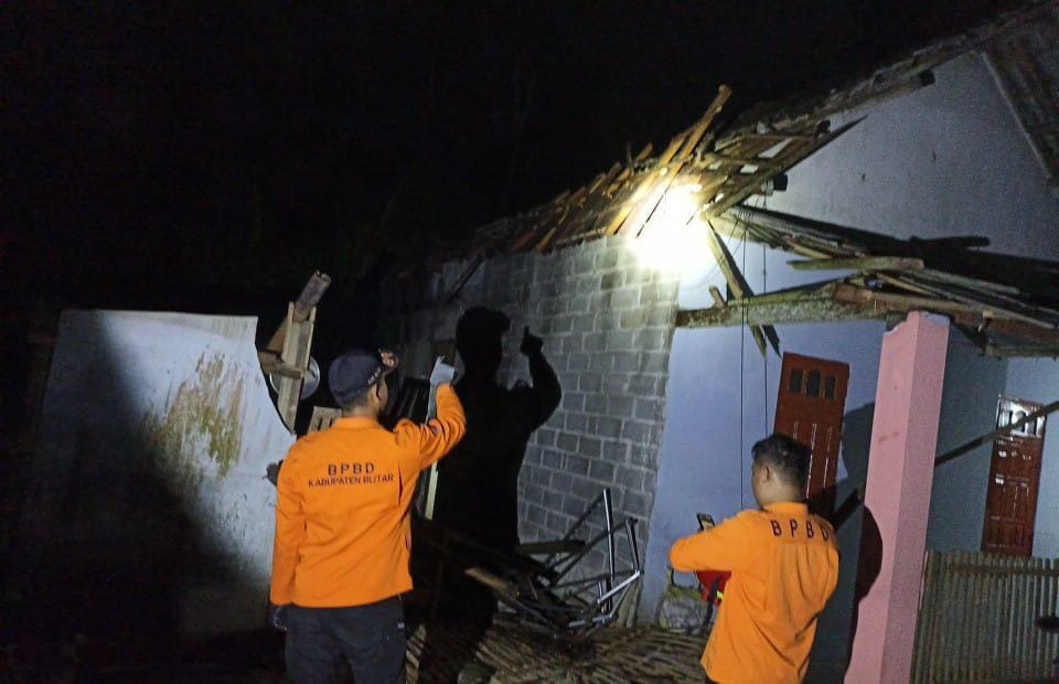 &lrm;Bencana Hidrometeorologi Sebabkan Kerusakan Dampak Hujan Deras Disertai Angin Kencang  &lrm;Puluhan Rumah Rusak dan Pohon Tumbang 