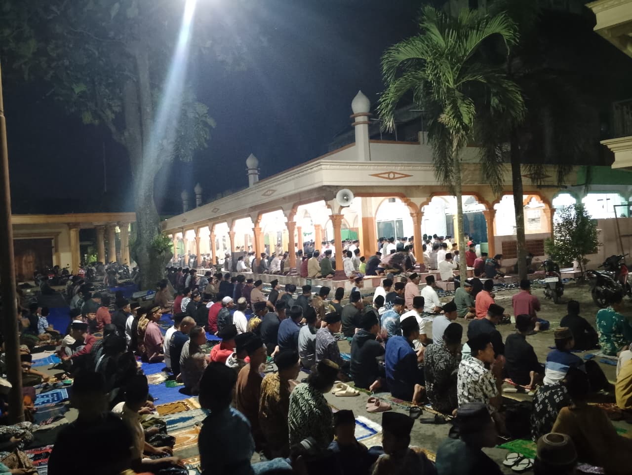 Tarawih Kilat Jadi Magnet Pondok Mantenan &lrm;Jemaah Rela Tempuh Jarak Jauh &lrm;Ibadah Terasa Ringan dan Menyenangkan