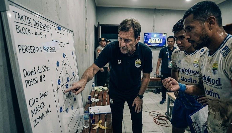 Analisis Persib vs Persebaya: Taktik Overload Persib Eksploitasi Sisi Kanan Bajul Ijo, Laga Panas Berakhir 2-2 dan Diwarnai Kontroversi Wasit