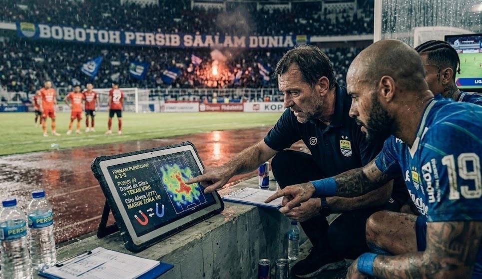 Taktik Persib Bandung Era Bojan Hodak Dibongkar! Formasi 4-2-3-1 Berubah Fleksibel, Peran Tom Haye Jadi Kunci Kemenangan