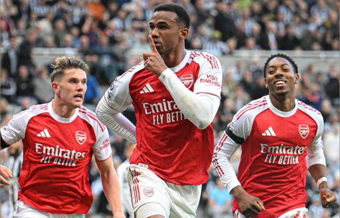 Kabar Arsenal terbaru: kalahkan Brighton, Guardiola bela The Gunners dari kritik, dan kini unggul 7 poin di puncak klasemen.