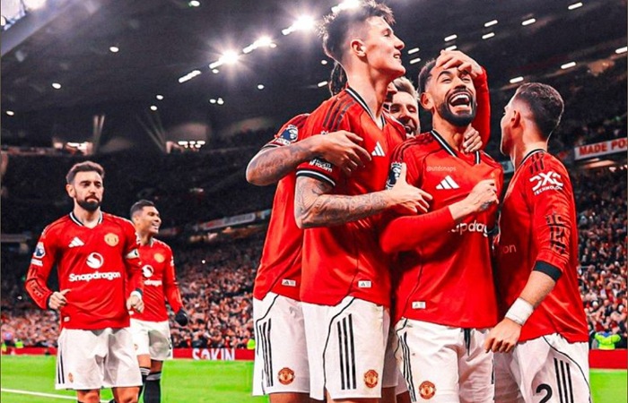 Kabar Manchester United terbaru: negosiasi kontrak Mainoo mandek, kalah dari Newcastle, hingga isu pelatih baru di Old Trafford.