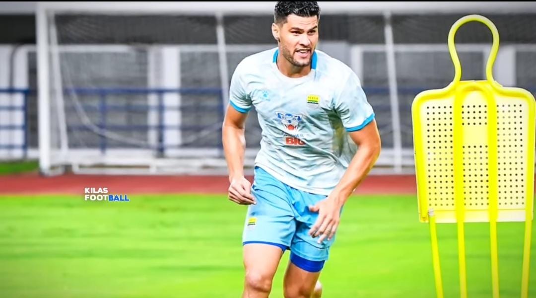 Persib Bandung dapat kabar baik jelang lawan Persik Kediri. Julio Cesar pulih dari cedera, Bojan Hodak bingung tentukan starting line up.