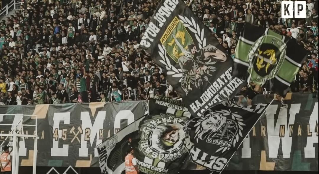 Persebaya tutup Tribun Utara GBT hingga akhir musim setelah insiden petasan dan ujaran kebencian. Kebijakan ini langsung memicu reaksi Bonek.