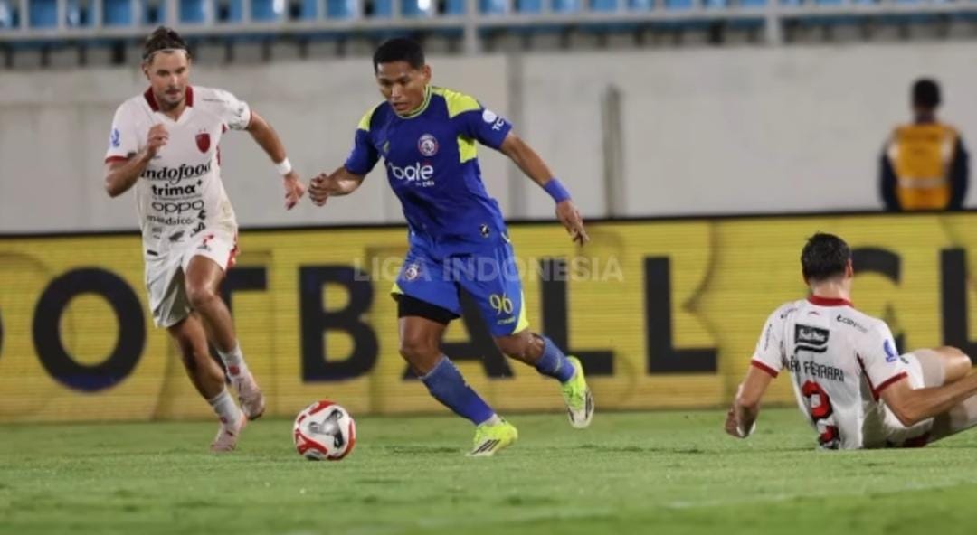 Arema FC turun ke peringkat 11 BRI Super League usai kalah dramatis 3-4 dari Bali United. Marcos Santos soroti kesalahan lini belakang.