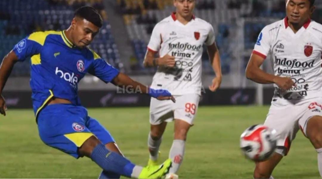 Arema FC evaluasi performa pemain usai kalah 3-4 dari Bali United. Marcos Santos soroti lemahnya permainan babak pertama.