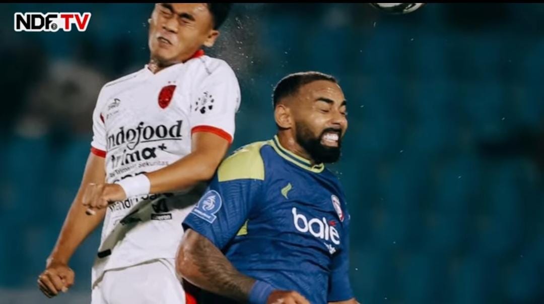 Arema FC evaluasi performa pemain usai kalah 3-4 dari Bali United. Marcos Santos soroti lemahnya permainan babak pertama.