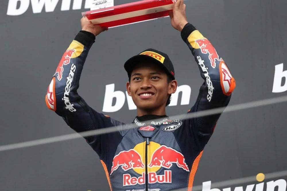 Feda Ega Pratama start posisi 3 di Moto3 Brazil 2026, dapat kontrak Rp800 miliar dan hadiah spesial dari Honda, peluang podium terbuka.