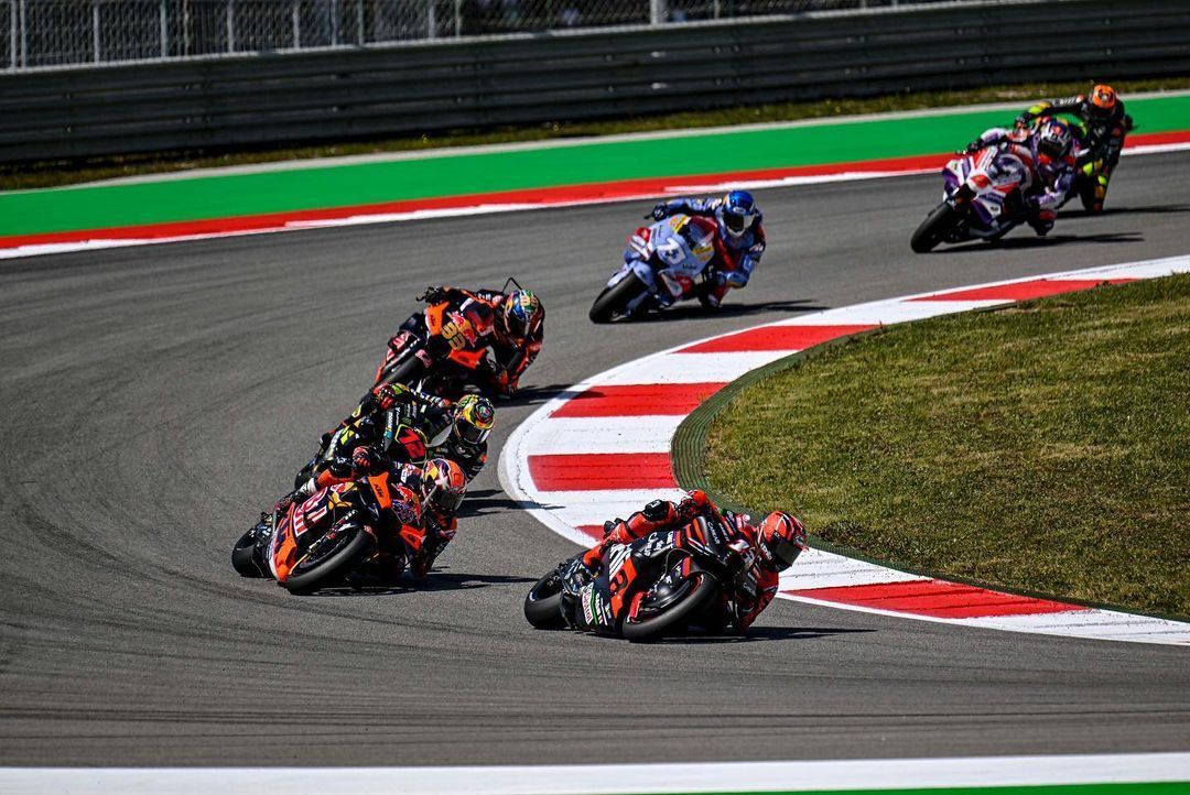 MotoGP Thailand 2026 penuh drama: Marc Marquez gagal finis, Marco Bezzecchi menang, Pedro Acosta memimpin klasemen sementara.
