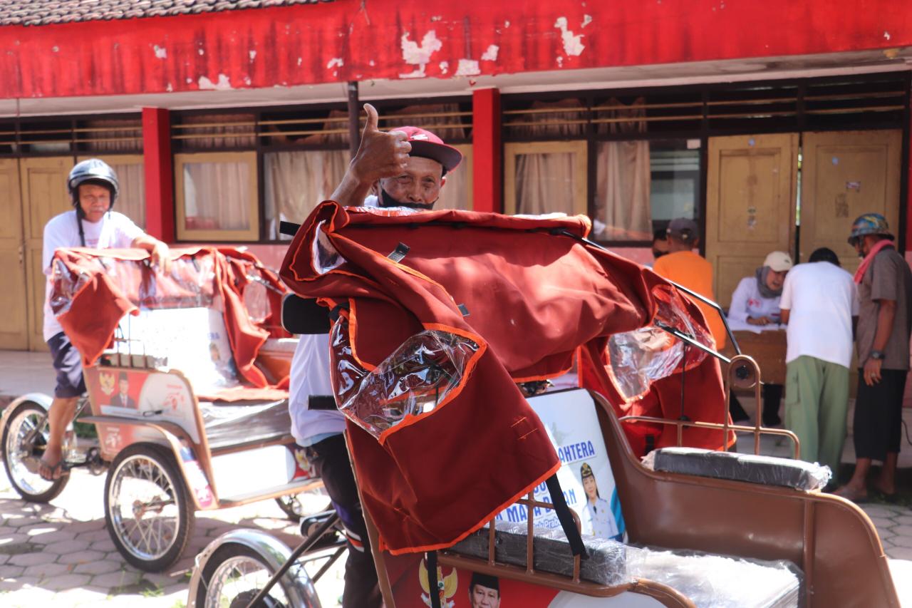 BAHAGIA: Penerima becak listrik bersiap mengoperasikan bantuan dari Presiden Prabowo Subianto, Jumat (6/3/2026).