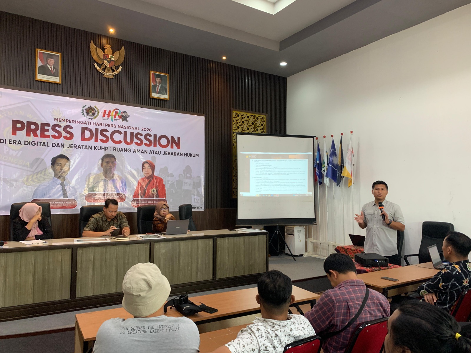 BELAJAR HUKUM: Narasumber dari Polres Blitar menyampaikan materi mengenai KUHP Baru dan implementasinya/