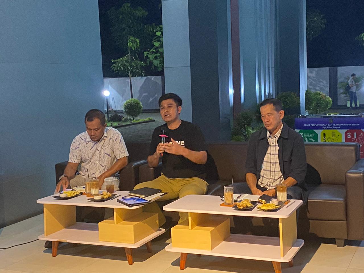 TERBUKA: Wali Kota Blitar Syauqul Muhibbin menjawab sejumlah pertanyaan dari anak muda dalam ngobras di Perpustakaan daerah Kota Blitar, Sabtu (7/3/2026).