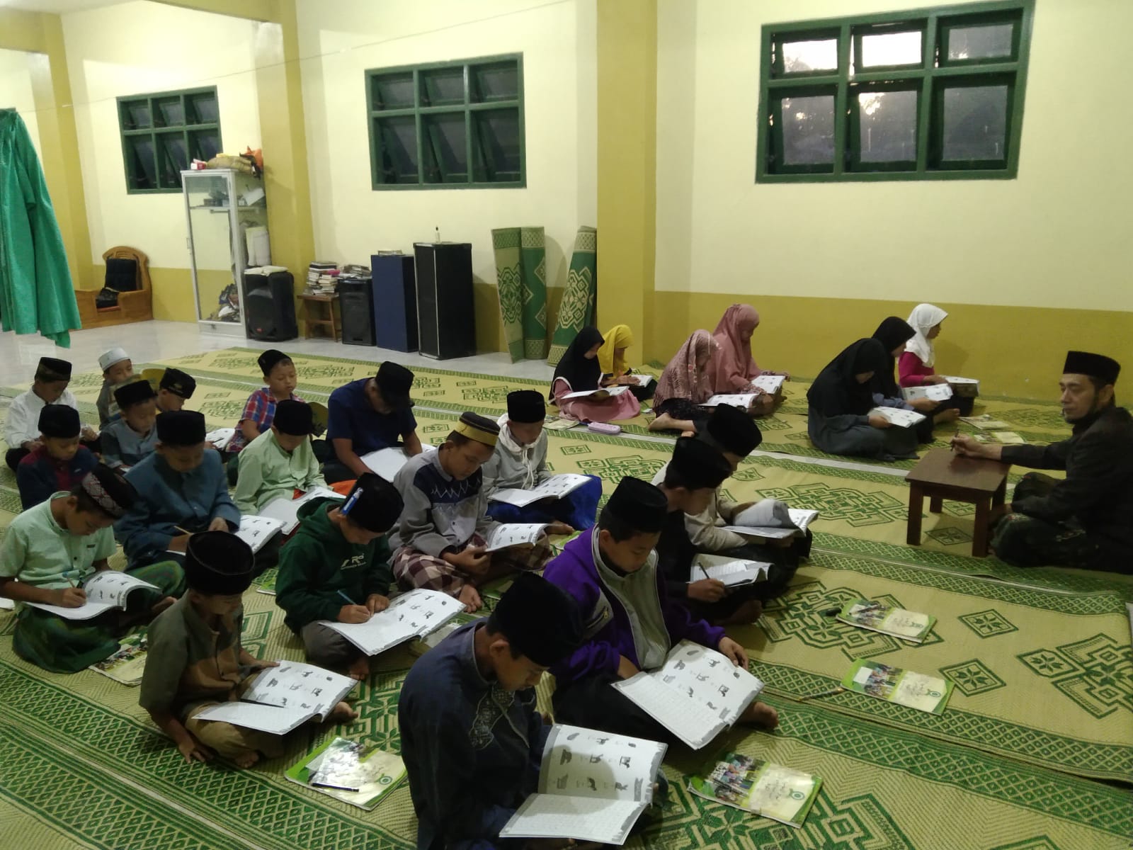 Membentuk karakter anak di usia dini menjadi tantangan berat bagi orang tua di era digital. Namun, pemandangan berbeda terlihat di Pondok Pesantren (Ponpes) At Taubah di Lingkungan Kebonsari, Keluraha