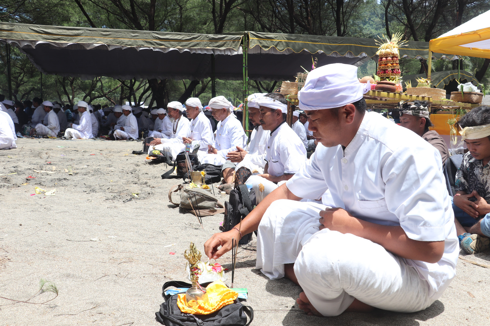 Ribuan umat Hindu mengikuti upacara Melasti sebagai rangkaian menyambut perayaan Hari Raya Nyepi di Pantai Jalasutro, Desa Ringinrejo, Kecamatan Wates.