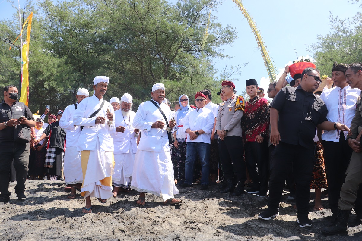 Bupati Blitar Rijanto saat menghadiri dan menyasikan Upacara Melasti, pada Minggu (3/8).