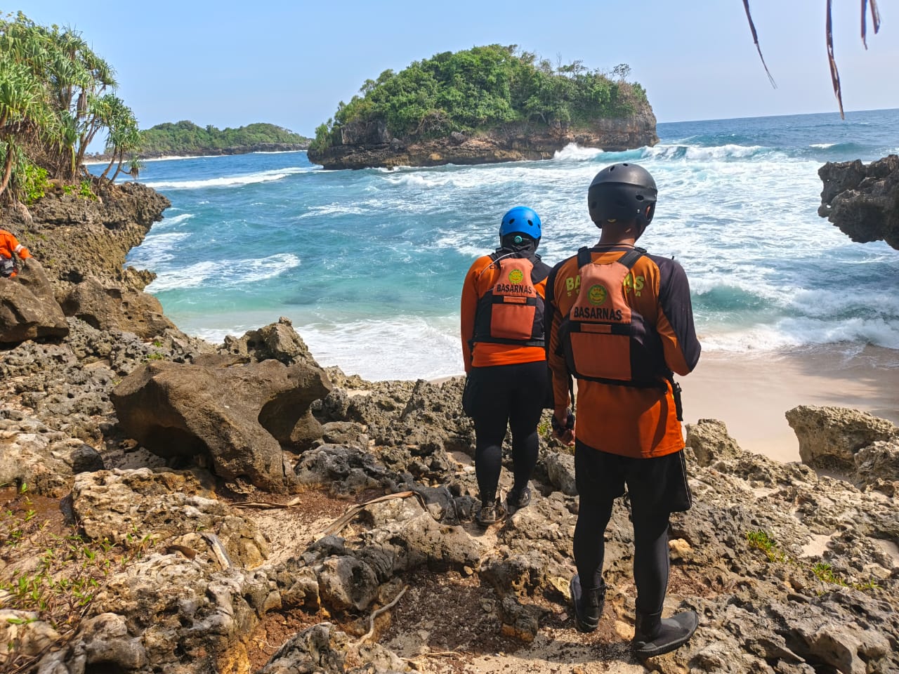 gabungan masih melakukan pencarian terhadap seorang pemancing yang terseret ombak di area Pathuk Lesung, kawasan Pantai Serang, Kecamatan Panggungrejo.  
