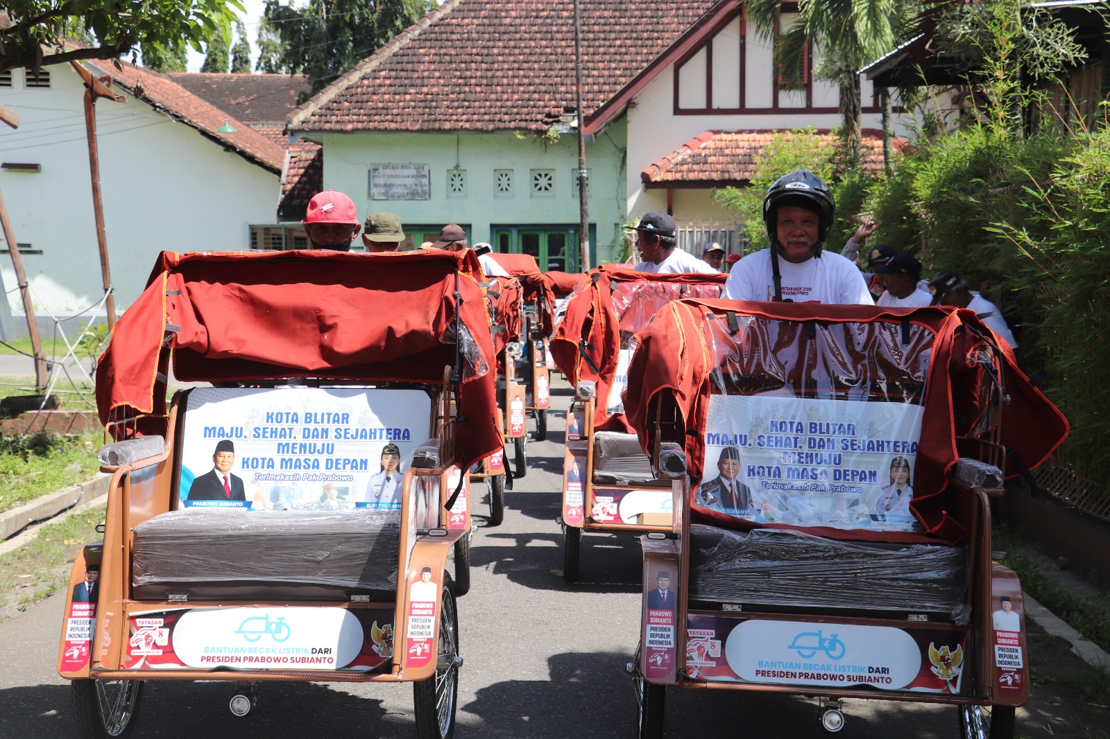 ratusan abang becak warga Kota Blitar ini tetap semangat untuk menarik penumpang. Di awal tahun, mereka mendapat rezeki nomplok bantuan becak listrik dari Presiden Prabowo Subianto. Mereka kini tak la