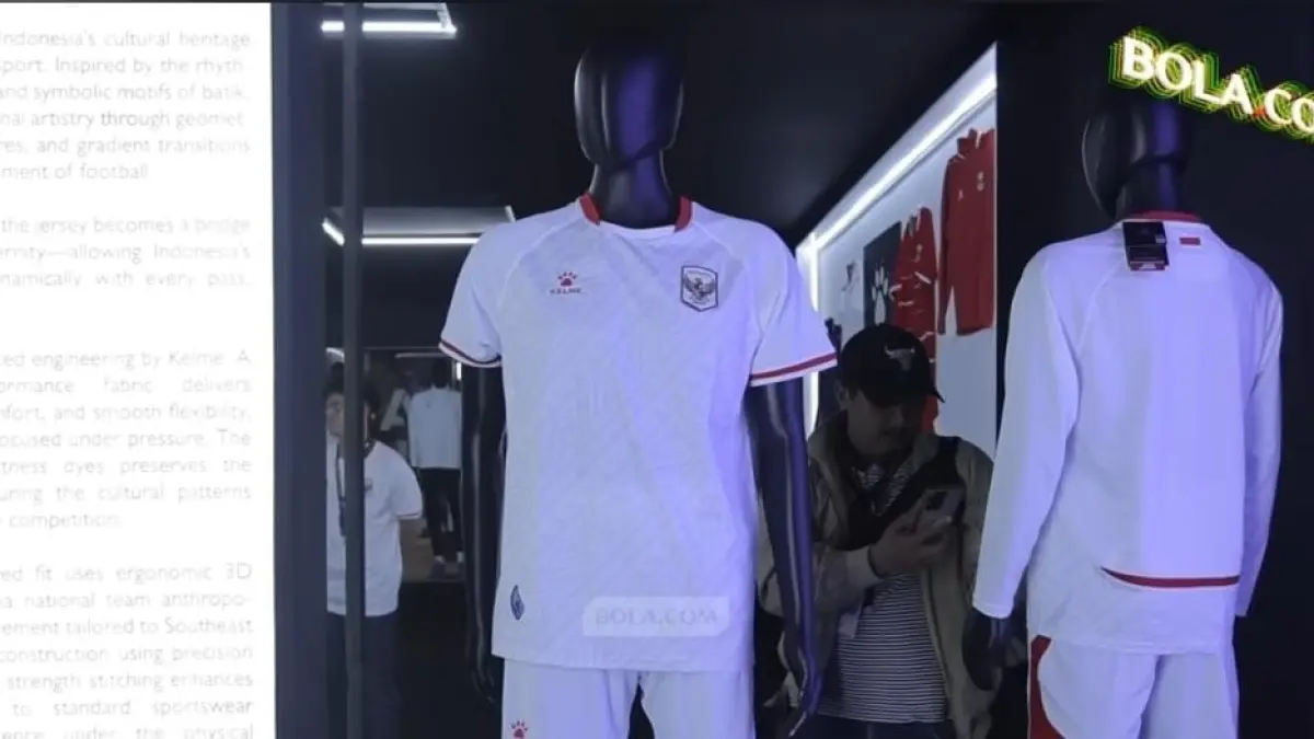 Harga jersey Timnas Indonesia 2026 Rp1,5 juta menuai kritik. Netizen menyoroti brand Kelme dan daya beli masyarakat Indonesia.
