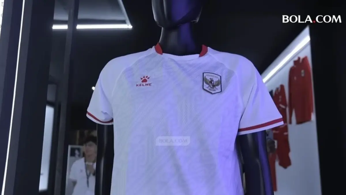 Jersey Timnas Indonesia 2026 mendapat pujian suporter. Desain elegan Kelme dan kualitas bahan dinilai nyaman serta menarik.