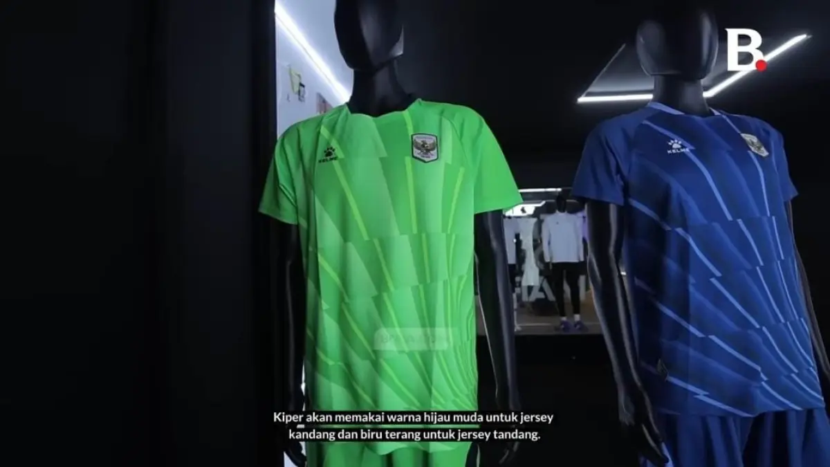 Jersey Timnas Indonesia 2026 resmi diluncurkan di GBK oleh Kelme. Fans antusias melihat desain home merah dan away putih.
