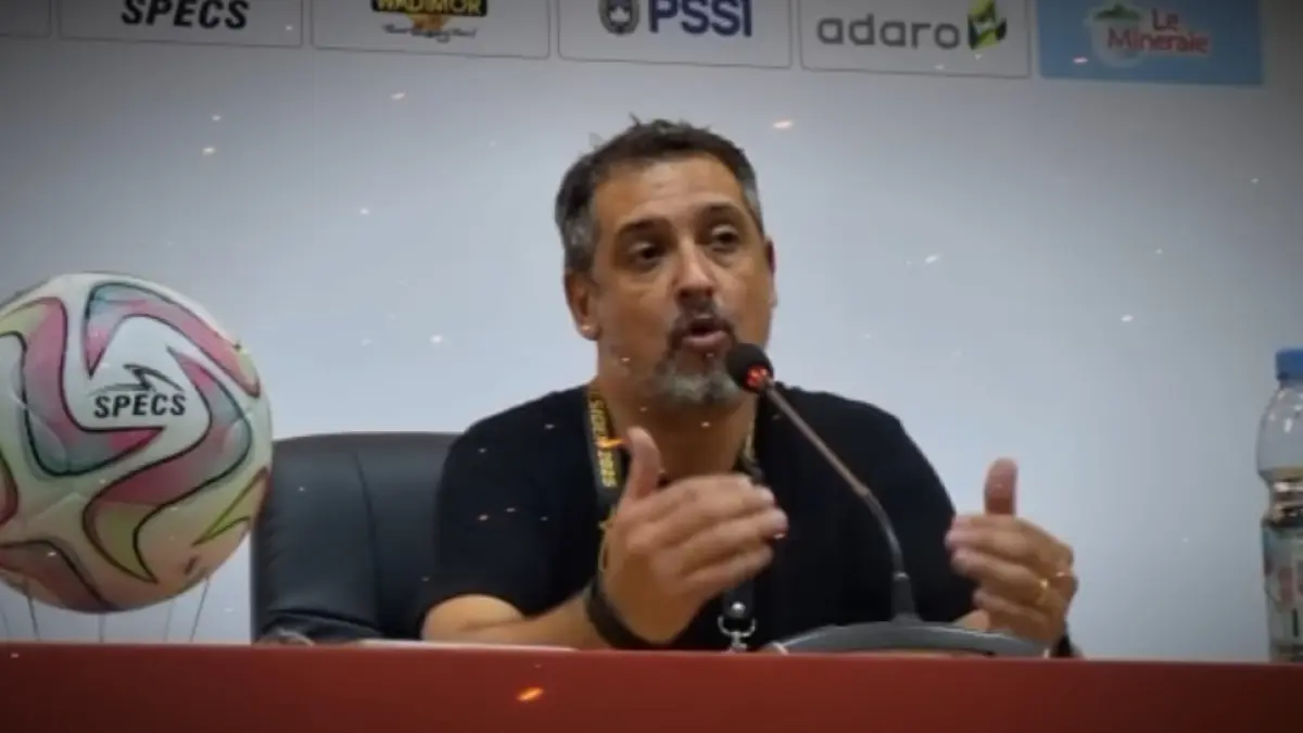 Marcos Santos Arema beri sinyal mundur usai protes keputusan wasit. Masa depan pelatih Singo Edan kini jadi tanda tanya.