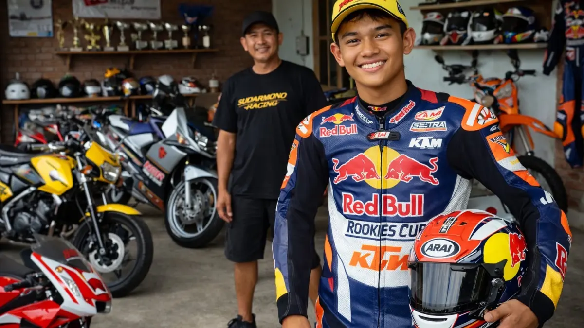 Mengintip rumah dan garasi Veda Ega Pratama di Gunungkidul, penuh koleksi motor balap dan kenangan perjalanan karier pembalap muda Indonesia.
