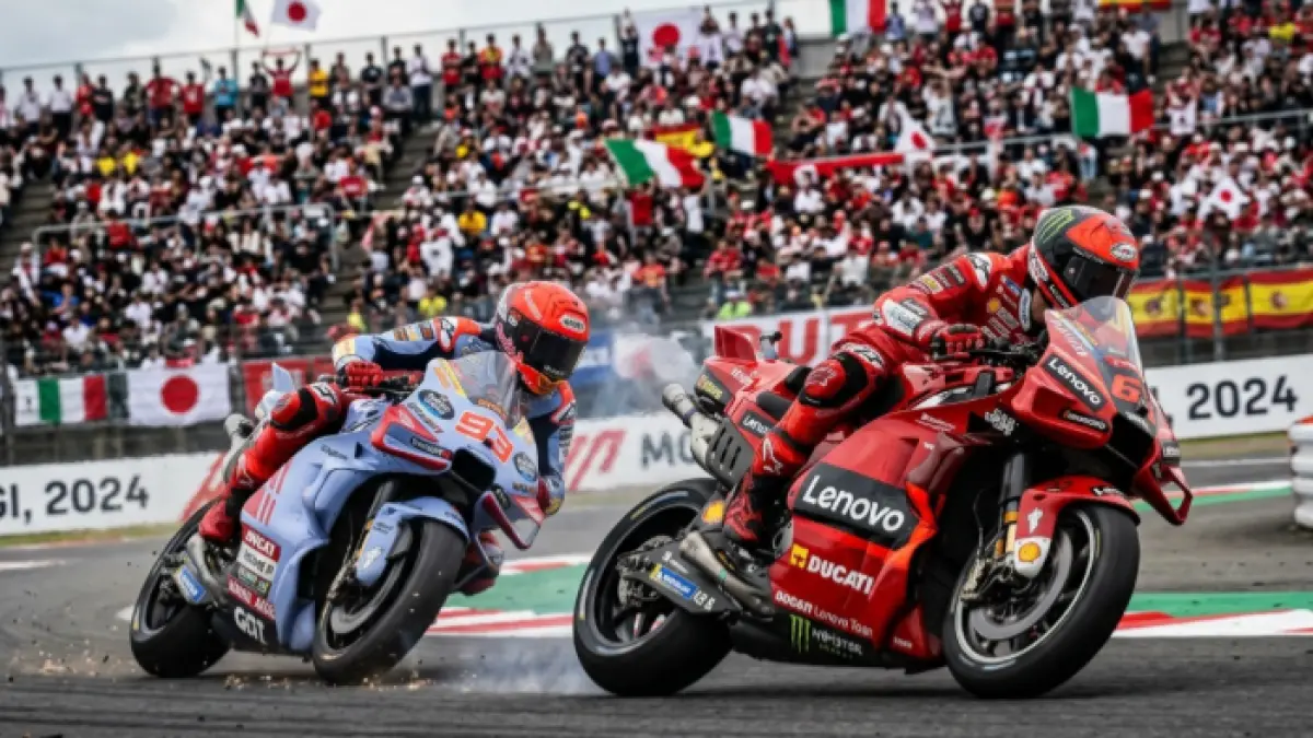 MotoGP Jepang 2025 penuh drama. Motor Pecco Bagnaia berasap di Motegi, namun tetap menang. Marc Marquez finis kedua dan kunci gelar dunia.