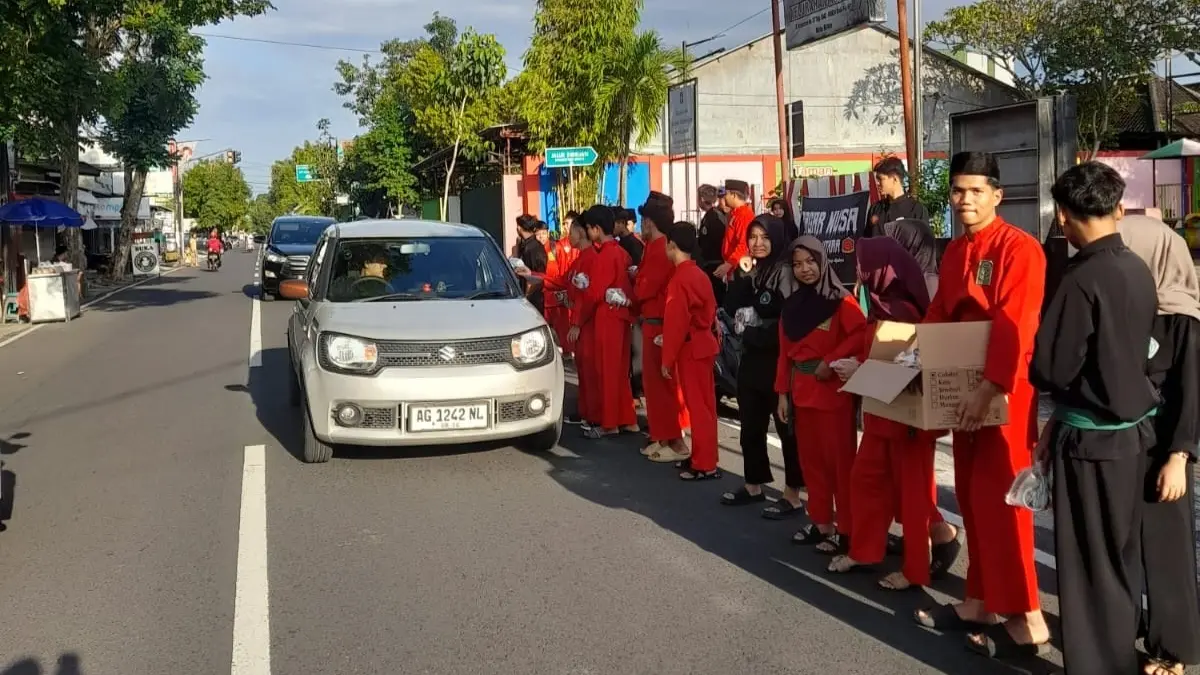 BERBAGI: Sejumlah anggota Pagar Nusa Kota saat membagikan takjil beberapa waktu lalu.