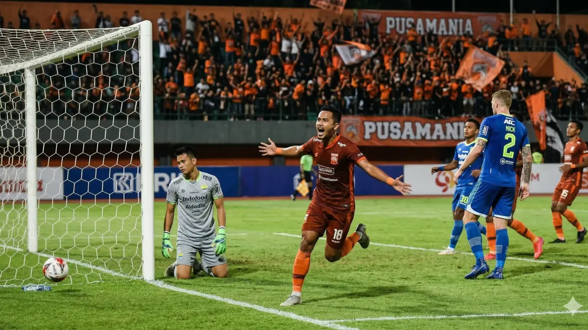 Cek Hasil Pertandingan Borneo FC vs Persib! Drama gol Adam Alis dan penalti Mariano Peralta bawa kemenangan tipis di Samarinda. Baca di sini!