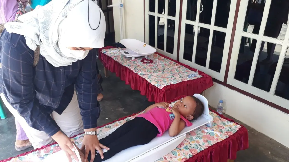 DETEKSI DINI: Tim Dinkes Kabupaten Blitar berupaya lakukan pemeriksaan gizi anak melalui posyandu.