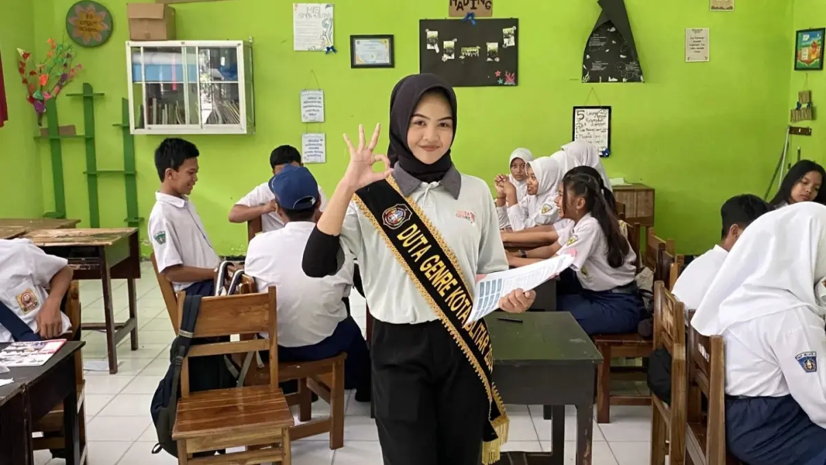 HARUS BERANI: Adelin Permatasari saat mengisi edukasi di salah satu SMP negeri di Kota Blitar beberapa waktu lalu. 