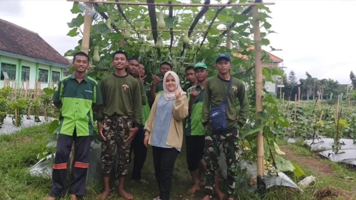 Pendampingan Technical Field Officer YBTS bersama siswa yang terlibat dalam demoplot pertanian.