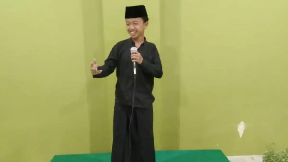 SUDAH SIAP: Santri Ponpes At Taubah dilatih berani tampil di depan publik.