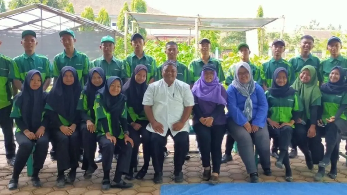 Technical Field Officer YBTS bersama jajaran guru Program Studi Agribisnis Tanaman SMKN 1 Kademangan.

