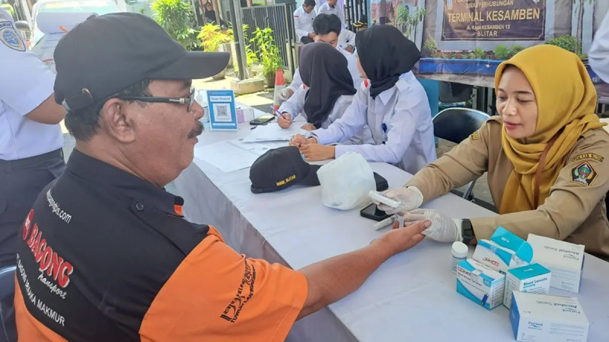 AMAN: Tenaga kesehatan mengecek kondisi kesehatan salah satu sopir bus di Terminal Kesamben Blitar, Senin (16/3/2026). 