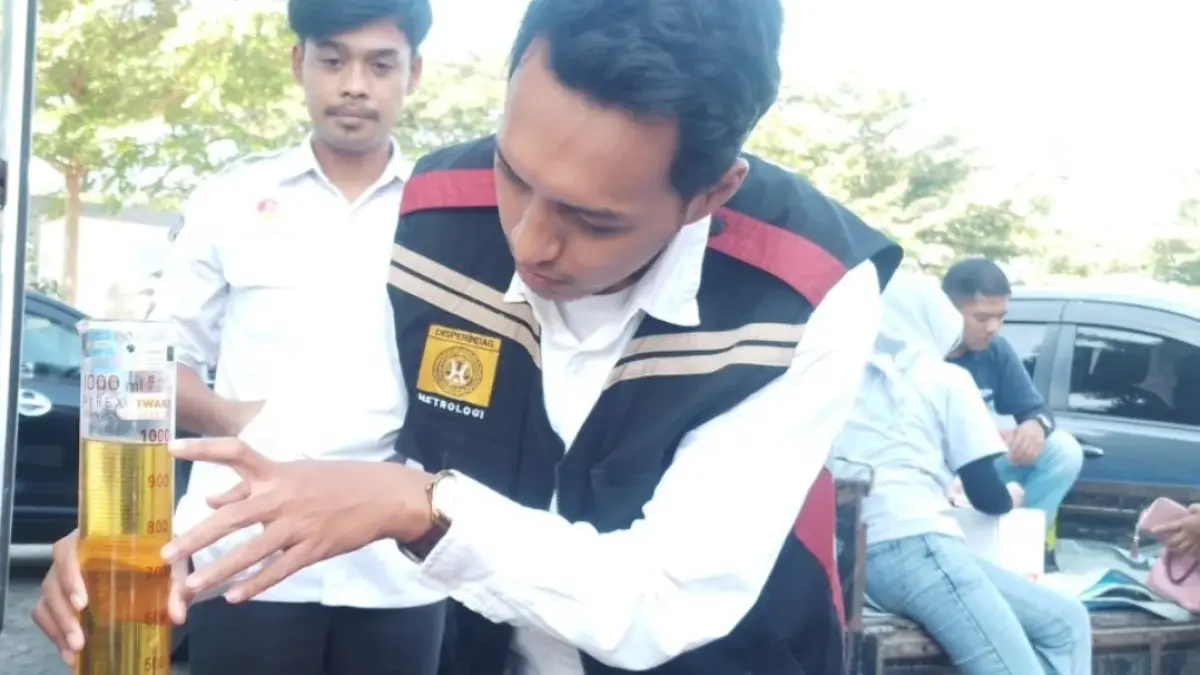 DISPERINDAG KABUPATEN BLITAR UNTUK RADAR PENATARAN

PENGAWASAN: Salah satu produk kemasan yang masuk dalam pengawasan Kemetrologian Disperindag Kabupaten Blitar.