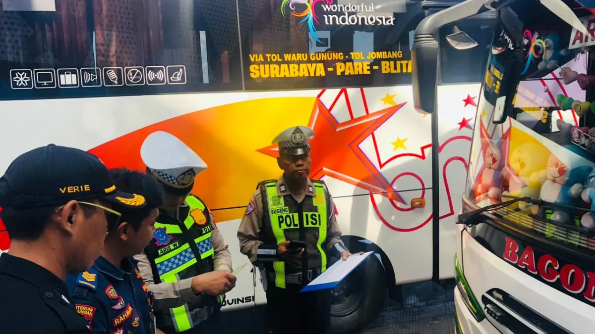 KETAT: Petugas gabungan mengecek kondisi armada bus untuk mudik Lebaran di Terminal Patria Blitar, Senin (16/3/2026). 