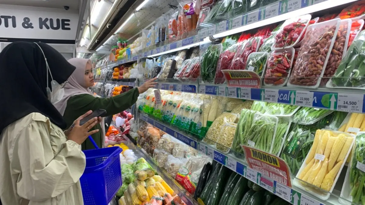 MOCHAMMAD SUBCHAN ABDULLAH/RADAR BLITAR

STABIL: Masyarakat memilih sejumlah produk sayuran di supermarket Kota Blitar, kemarin (16/3). 